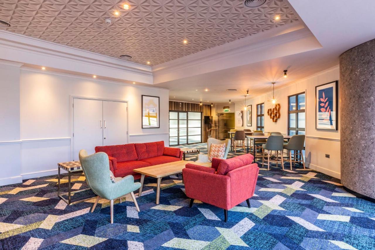 Holiday Inn London Sutton By Ihg Buitenkant foto