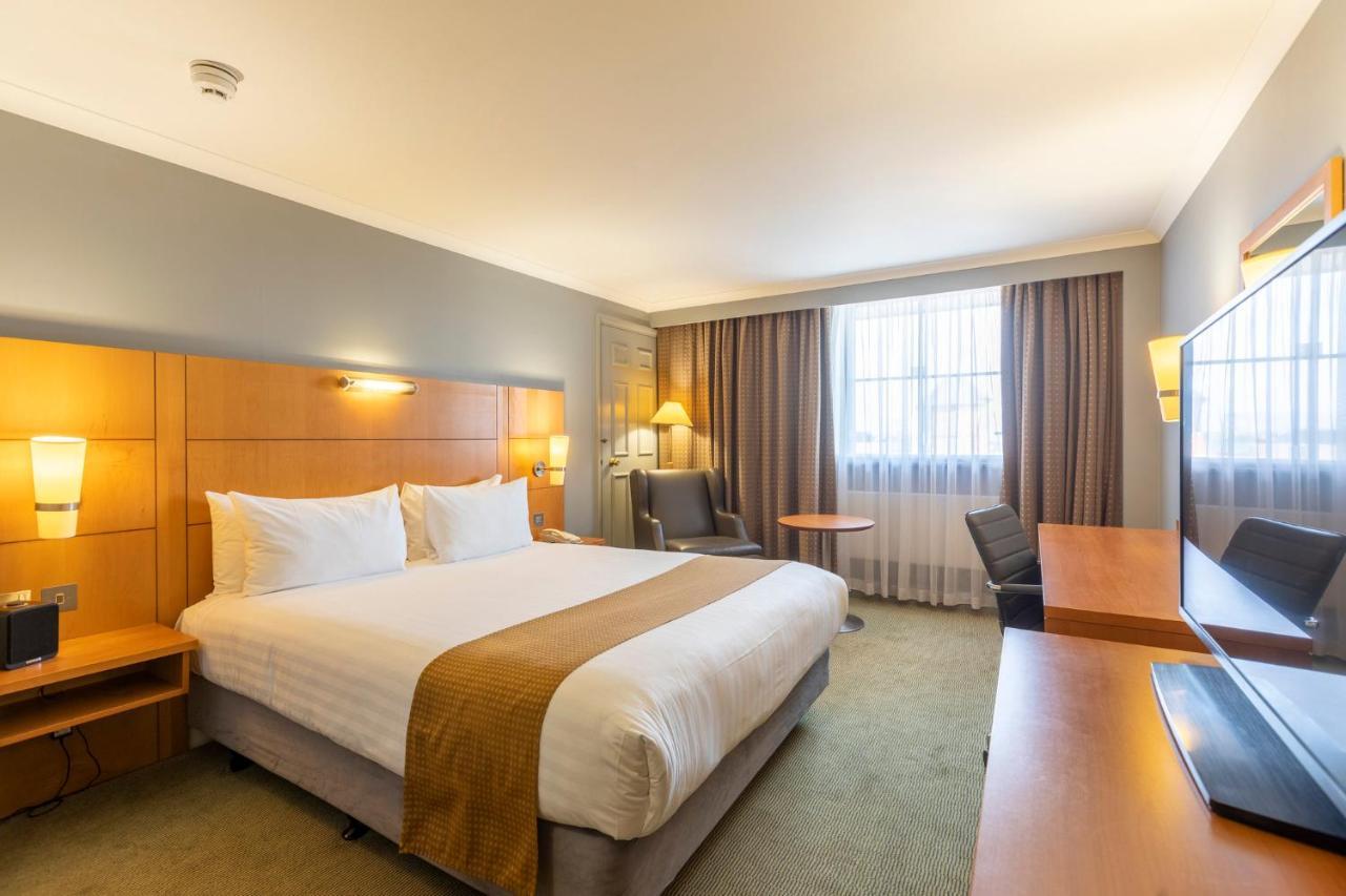 Holiday Inn London Sutton By Ihg Buitenkant foto