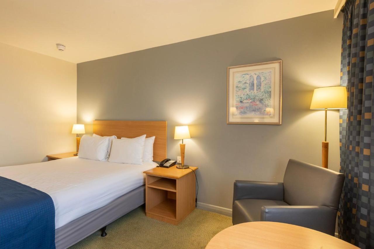 Holiday Inn London Sutton By Ihg Buitenkant foto