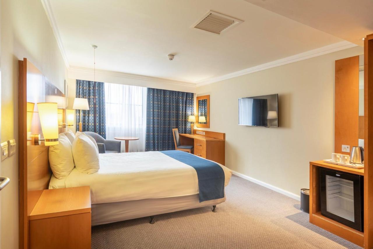 Holiday Inn London Sutton By Ihg Buitenkant foto