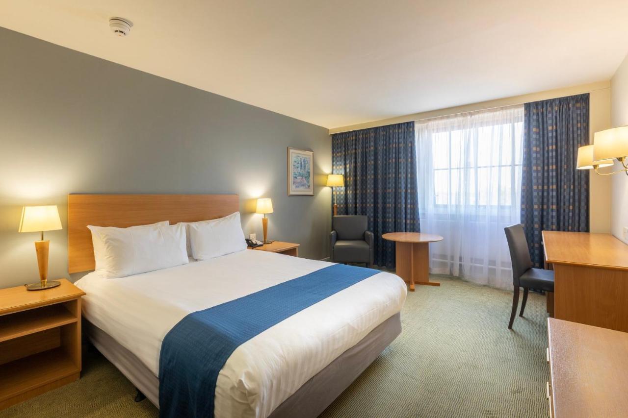 Holiday Inn London Sutton By Ihg Buitenkant foto