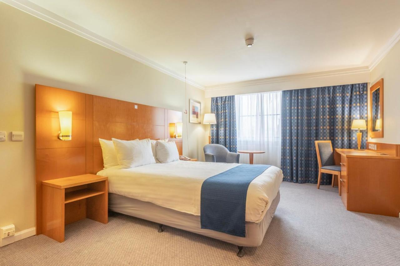 Holiday Inn London Sutton By Ihg Buitenkant foto